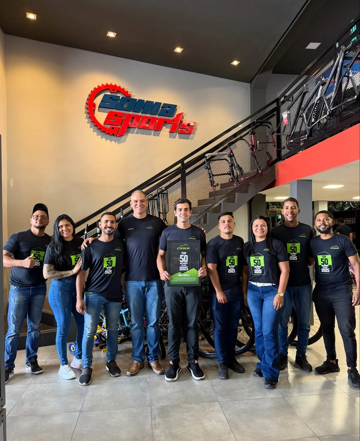 Equipe da Soma Sports reunida sob o logo da loja, no dia do prêmio OGGI Top 50