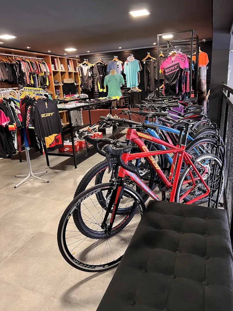 Bikes e roupas de ciclismo expostas no salão