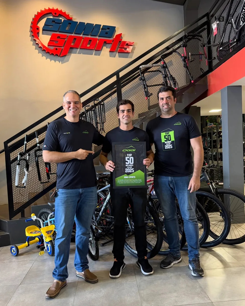 Entrega do prêmio OGGI Top 50 à Soma Sports na loja